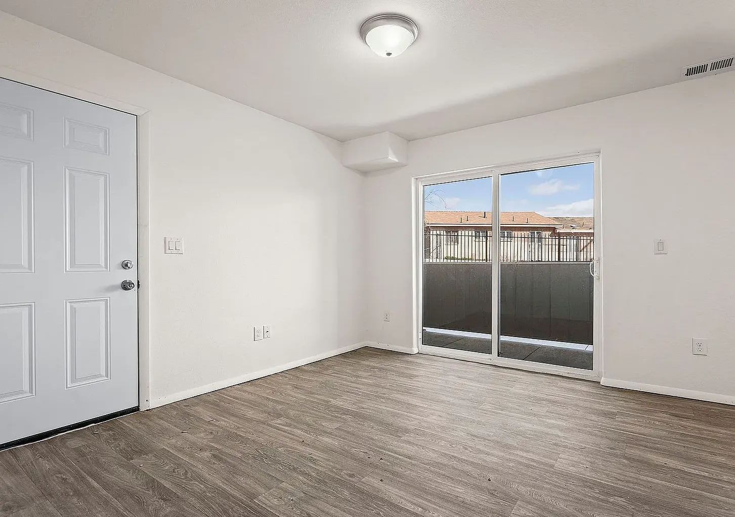 2 bed, 737 sqft, $1,450 — Photo 2