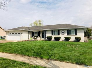 3255 Beachwood Dr, Oregon, OH 43616