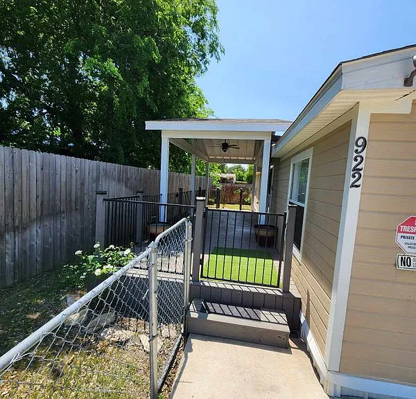 922 Ashwood St — Photo 2
