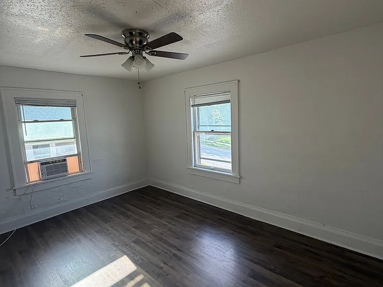 220 Franklin Ave — Photo 8