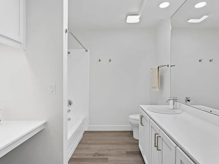 E Avenue - Coronado — Photo 14
