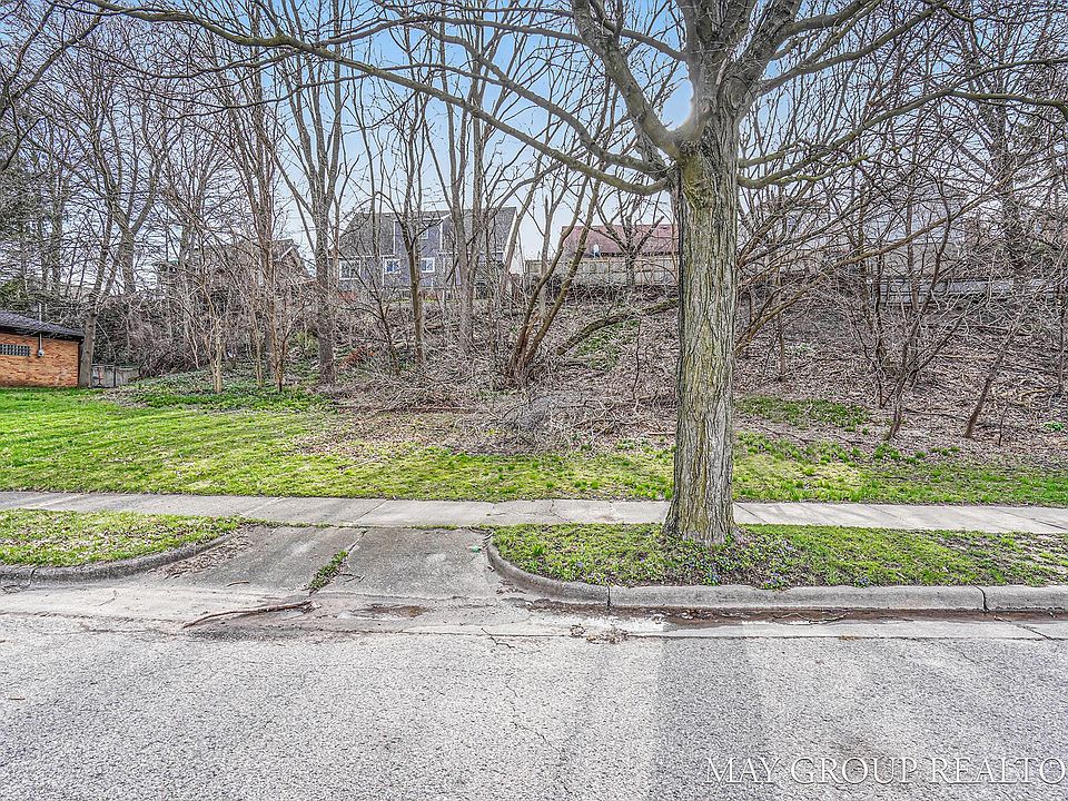2nd image of 800 Powers Ave NW