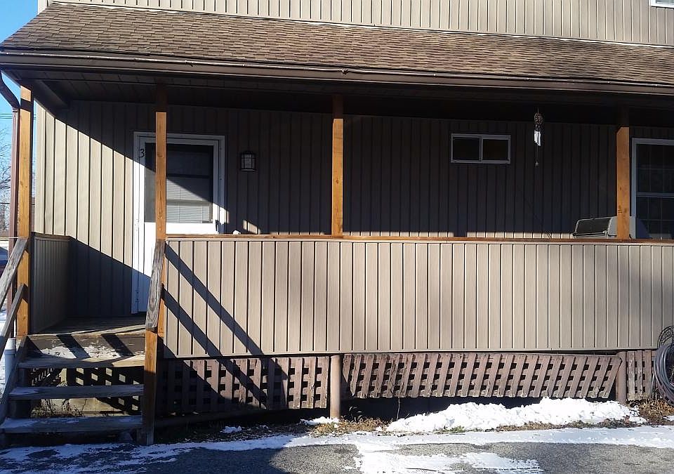 Private entrance with deck
