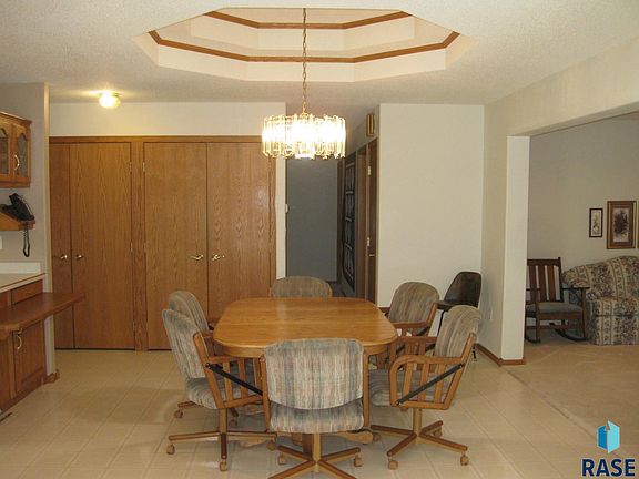 4th image of 504 E 11th St