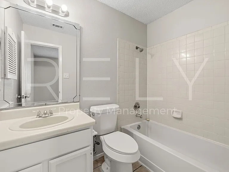 CV-AUS8001 West Gate — Photo 20