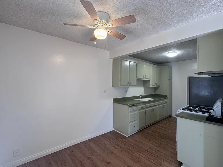 554 Greenbrier Dr #4 — Photo 10