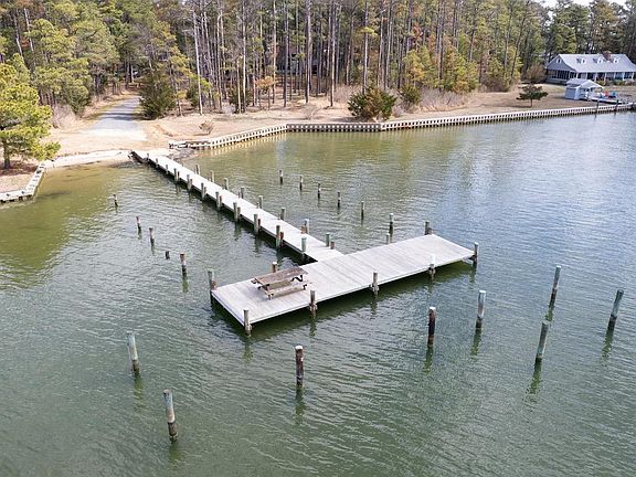 3rd image of 819 Seabreeze Rd