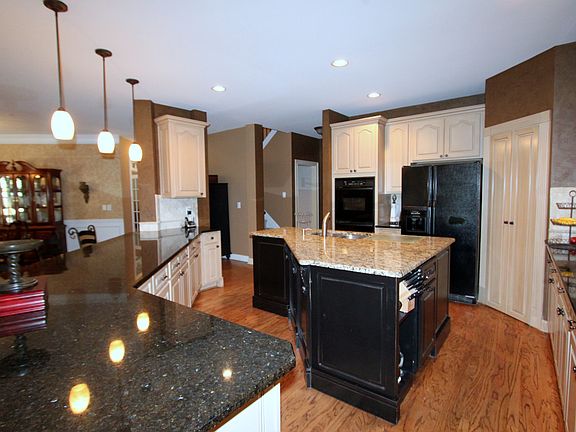 Large Kitchen w/ Granite