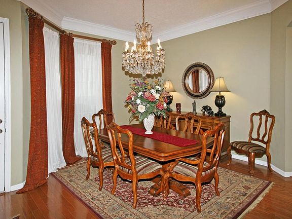 5th image of 565 E Silverthorn Ln