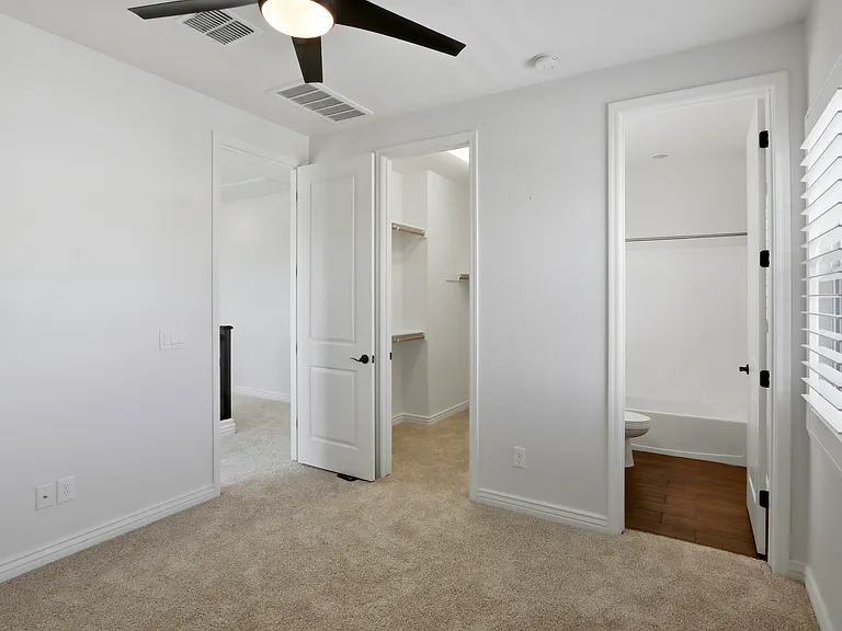 227 E Beatryce St — Photo 21