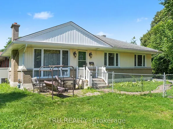 1908 Saunderson Dr, Ottawa, ON K1G 2C7