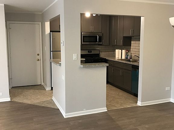 5th image of 16W481 Lake Dr APT 24-202