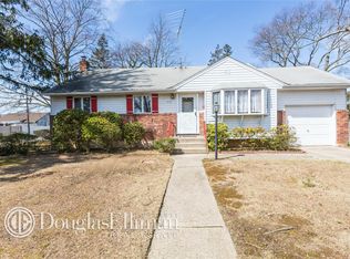 312 Hamilton Pl, West Islip, NY 11795