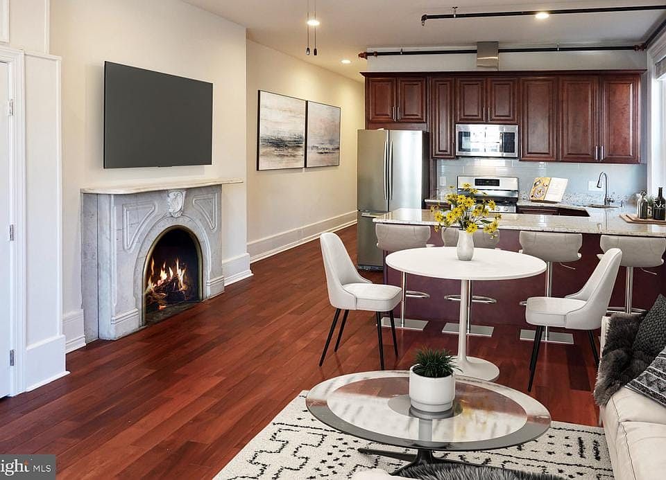2nd image of 2029 Walnut St #3R