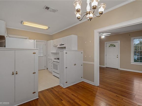 3rd image of 912 College St