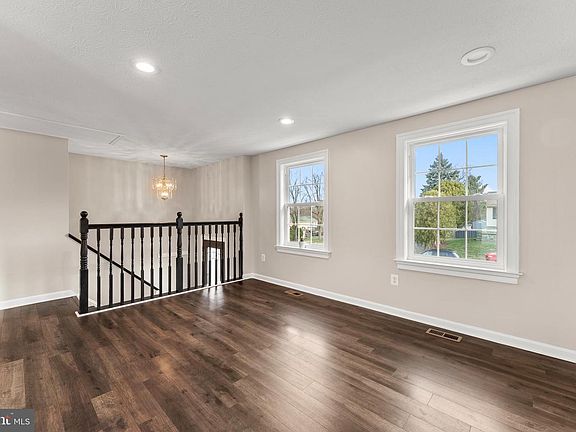 3rd image of 1394 Rollinghouse Dr