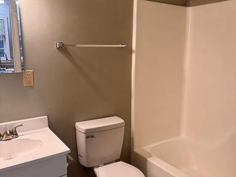 Adorable 1 Bed 1 Bath Apartment with hardwood floors! Washer/Dryer included! — Photo 14