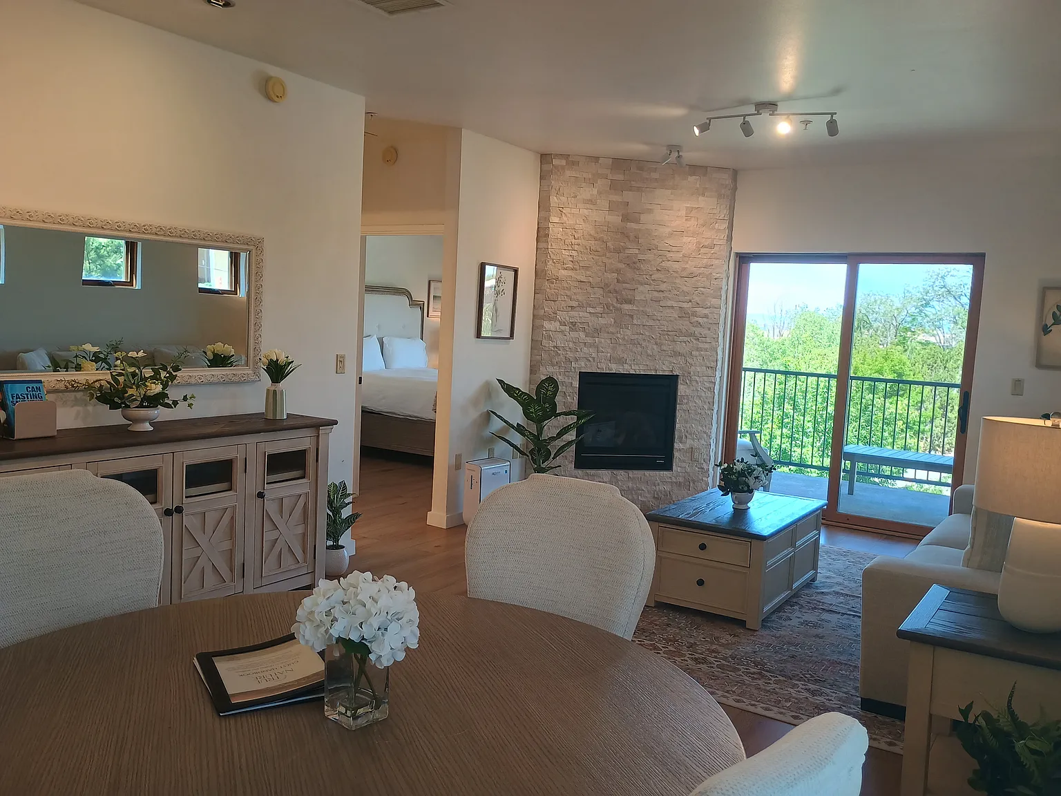 2 bed, 1088 sqft, $4,500 — Photo 1