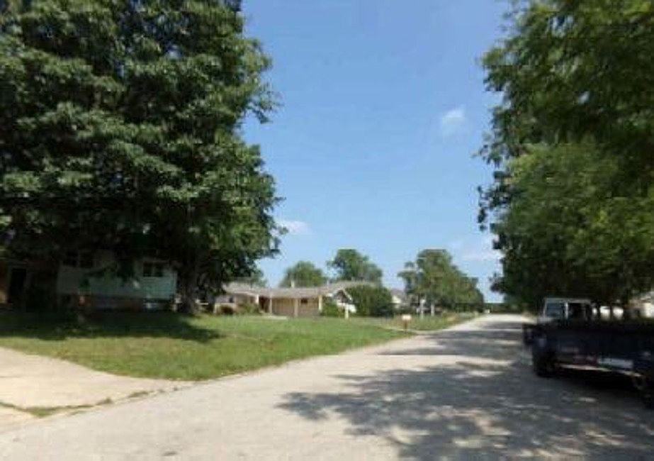 Exterior Neighborhood (street photo)