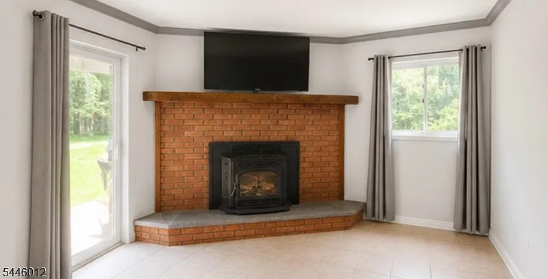 4 bed, 2.0 bath, $2,300 — Photo 2