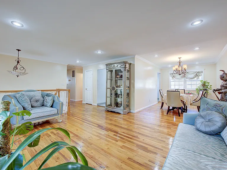 55 Duncan Dr W — Photo 2