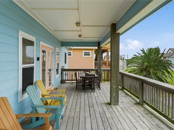1306 S Magnolia St, Rockport, TX 78382