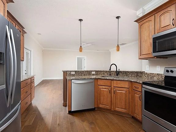 3rd image of 121 Woods Way
