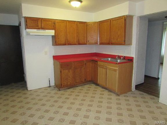 3rd image of 2107 Gano Ave