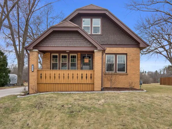 1515 South Calhoun ROAD, New Berlin, WI 53151