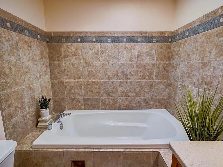 1513 Deerwood Dr — Photo 9