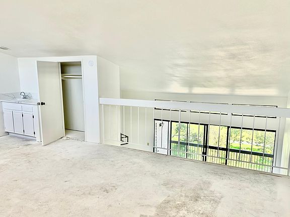 Loft with wet bar, new carpet coming soon,