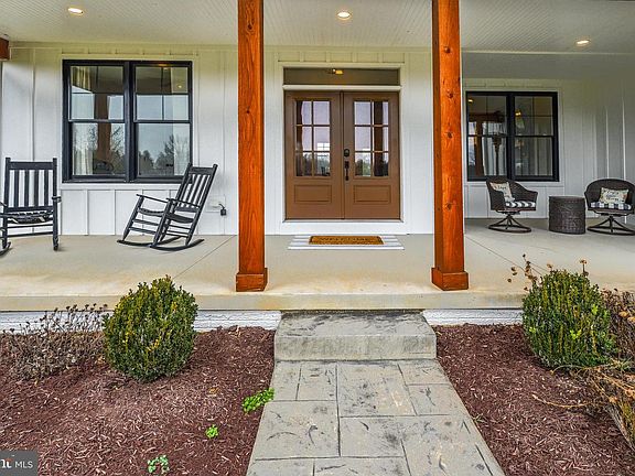 5th image of 165 Ancient Oak Ln