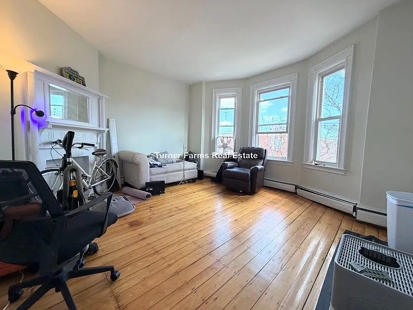 4 bed, 1.5 bath, 9999 sqft, $4,000 — Photo 3