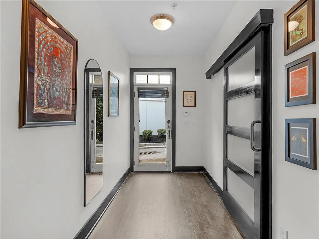 1 bed, 1.0 bath, 1031 sqft, $2,500 — Photo 2