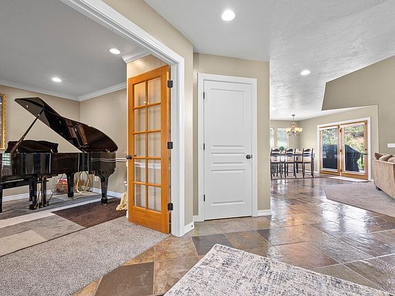 4th image of 288 S Hillside Dr