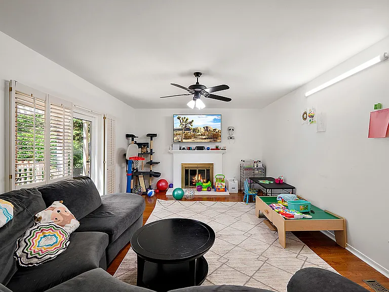 44831 Huntington Dr — Photo 22