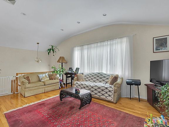 3rd image of 40 Emerson Ct