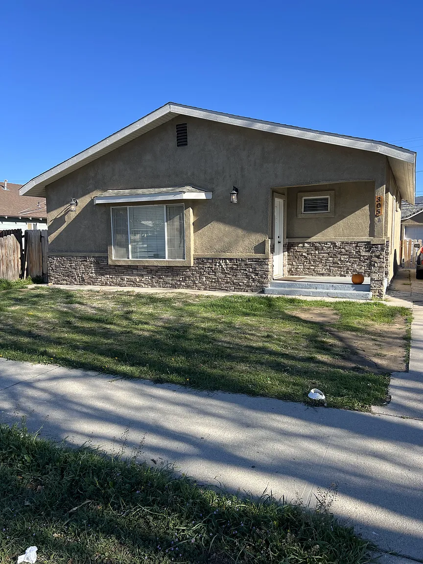 305 1/2 E F St photo 1