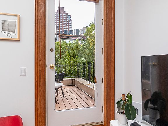 4th image of 58 W 70th St APT 7