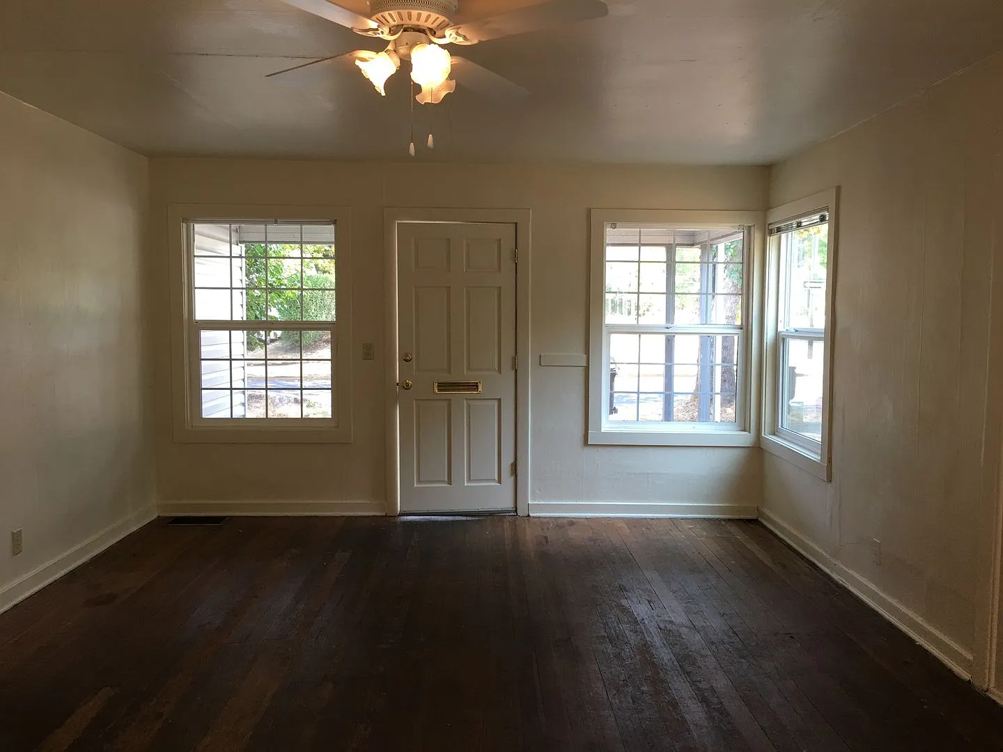 Spacious Campus House ~ 5 bedroom, 2 bath — Photo 4