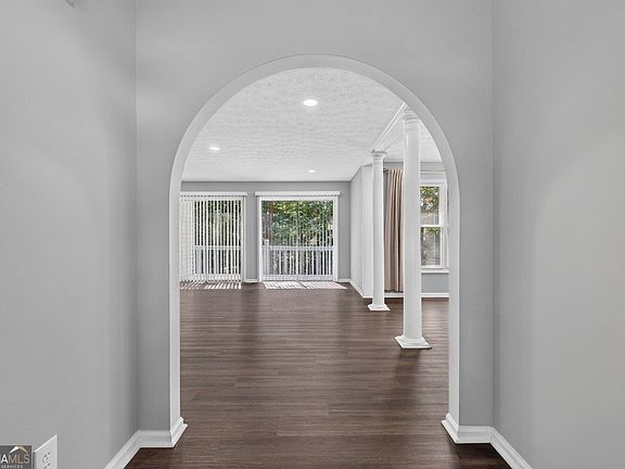 4th image of 938 Charleston Ct