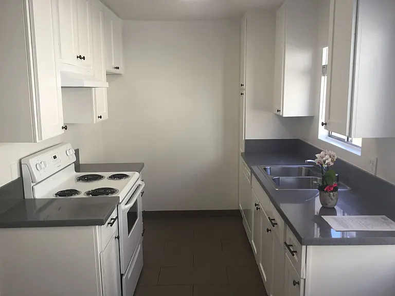 COMPLETELY REMODELED TOWNHOUSE FOR RENT — Photo 6