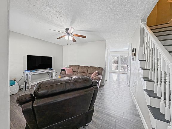 4th image of 121 Oakcrest Cir