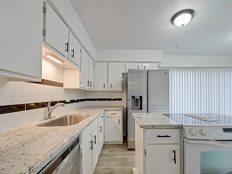 12111 Poulson Dr — Photo 18