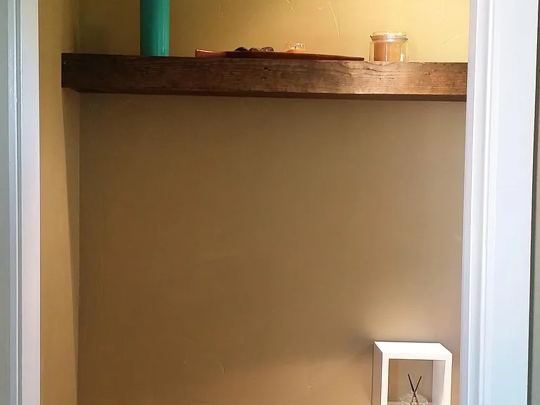 Shelf in the toilet area: you can put candles or perfumes