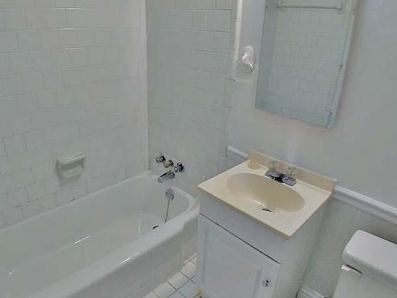 5th image of 115 D St SE APT 202