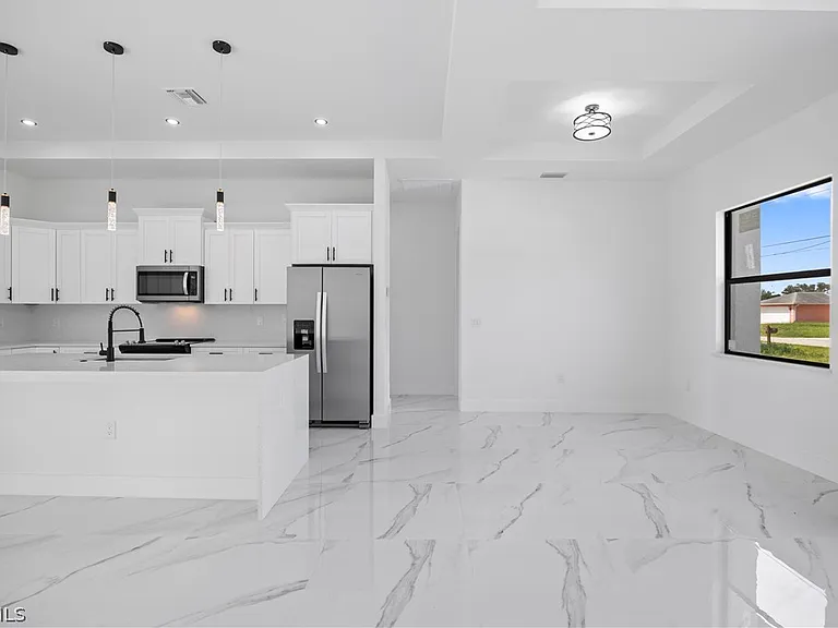 719 Fullerton Ave S — Photo 17
