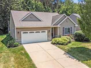 9963 Whispering Woods Dr, Pinckney, MI 48169