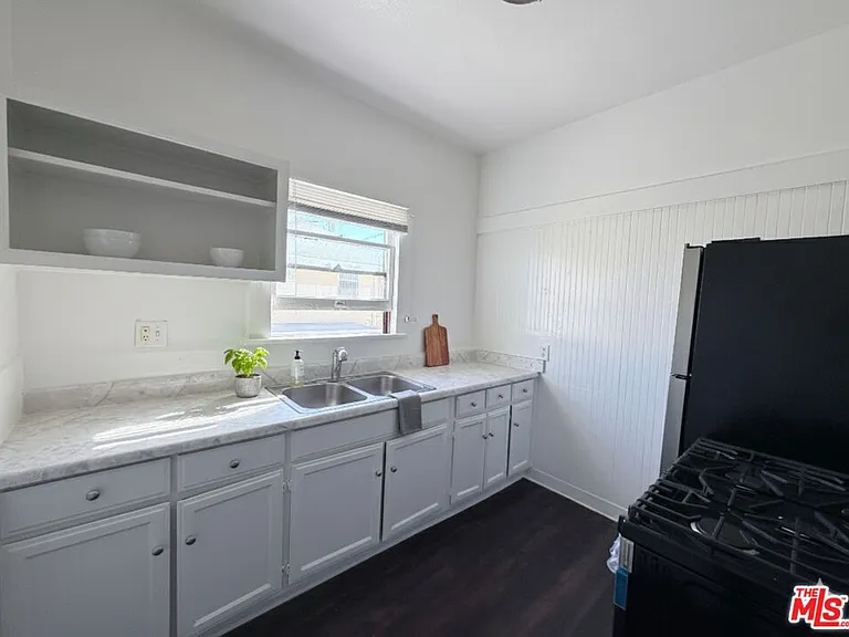 2142 S Oak St — Photo 5