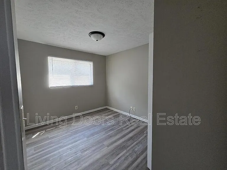 4715 Gladstone St — Photo 9
